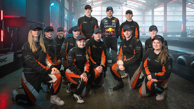 Max Verstappen mit jungen Rennfahrern auf der Go Kart Bahn